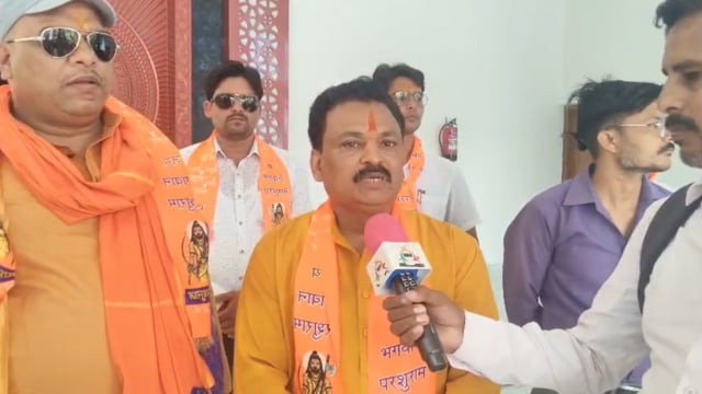 शाहजहांपुर गांधी भवन वित्त मंत्री सुरेश कुमार खन्ना अतिथि के रूप में परशुराम मंदिर आतिश पाठक स्वागत किया