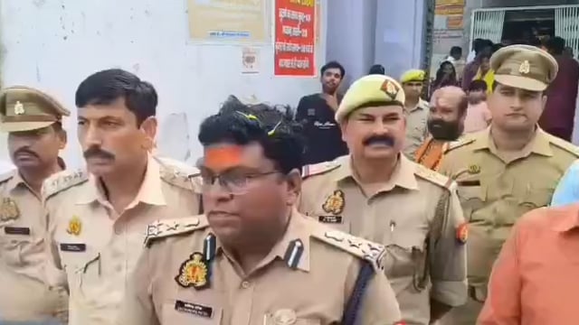 आगरा बटेश्वर में कांवरियों की सुरक्षा व्यवस्था को संभालते हुए पुलिस प्रशासन से पुलिस आयुक्त सचिंद्र पटेल ने संभाली