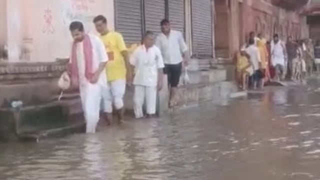 MANT-केशी घाट पर बढ़ा यमुना का पानी… डूबा परिक्रमा मार्ग, श्रद्धालुओं की सुरक्षा पर, उठे सवाल,,