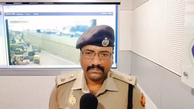 आगरा  ट्रैफिक पुलिस डीसीपी सौनम कुमार जी के द्वारा कांवरियो एवं परिक्रमा मार्ग पर किया गया प्रशासन  ड्राइवर्जन 