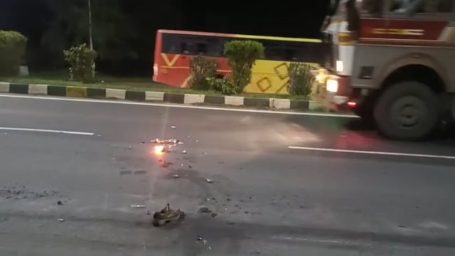 थाना फरह फतिया गांव के समीप नेशनल हाईवे पर तेज रफ्तार ट्रक ने बाइक सवार को मारी टक्कर