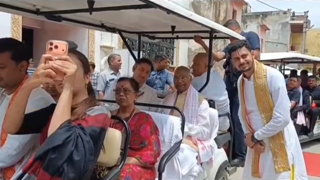वृंदावन 
वृंदावन के ज्ञान गुदड़ी स्थित वैजंती आश्रम पहुंचे पूर्व राष्ट्रपति रामनाथ कोविंद ने प्रख्यात भागवत प्रवक्ता पुंडरीक महाराज के पूर्वजों की प्रतिमाओं पर पुष्पार्चन किया। इसके बाद आश्रम की यज्ञशाला में विधि-विधान से आहुति देकर देश में सुख, शांति और समृद्धि की प्रार्थना की।