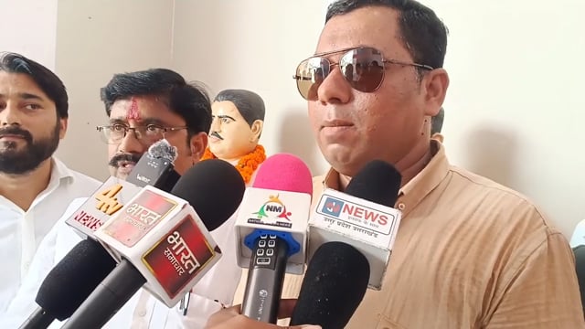 शाहजहांपुर रेलवे स्टेशन अधीक्षक एक गौतम को दिया ज्ञापन दो ट्रेन चलाने की की मांग कोरोना कल से बंद एक पेड़ शहीदों के नाम