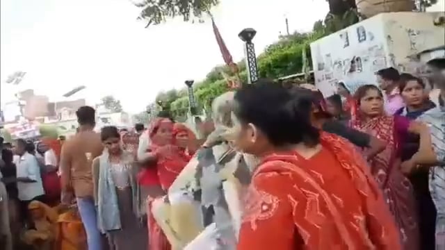 बच्चों की घटना पर आक्रोश महिलाओं ने रोड किया जाम महिला स्कूटी से निकल रही महिलाओं ने कहा ना कोई नेता ना कोई गाली ना कोई रास्ता पीछे जाओ शाहजहांपुर