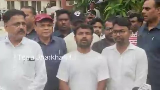 रांची- जयपाल सिंह स्टेडियम में धरना दे रहे छात्रों और सरकार के बीच लंबी वार्ता के बावजूद सीजीएल परीक्षा रद्द करने और सीबीआई जांच सहित अहम मांगों पर सहमति नहीं बन सकी, छात्रों ने आंदोलन जारी रखने का ऐलान करते हुए 10 अगस्त को विधानसभा घेराव की चेतावनी दी है