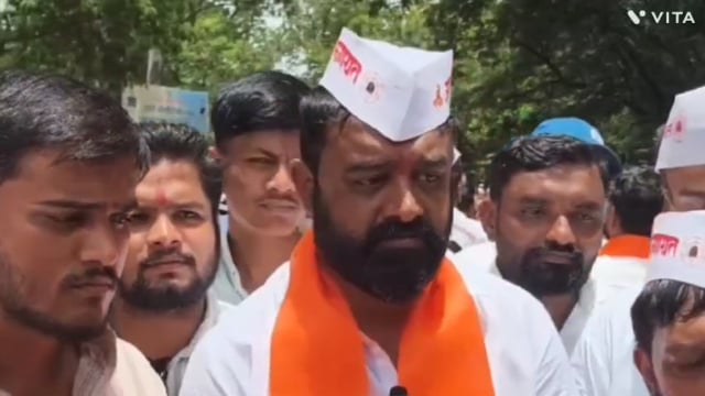 आज कोल्हापुरात जिल्हाधिकारी कार्यालय समोर जंगम लिंगायत समाजाने अल्पसंख्याक दर्जा आणि बसवेश्वर महामंडळासाठी लिंगायत समाज साखळी उपोषण केले.