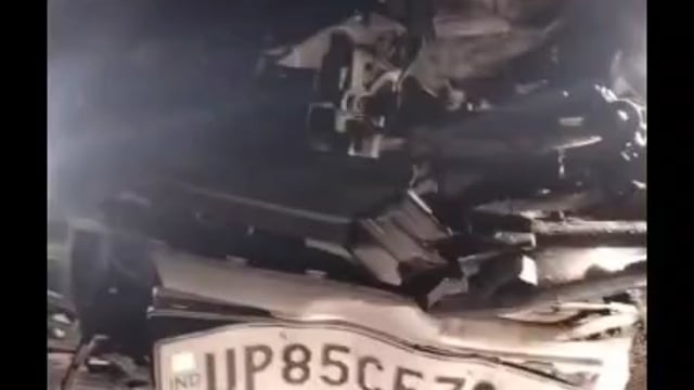 MANT-यमुना एक्सप्रेसवे पर दो कारों की आपस में टकराने से, दो चालक,,