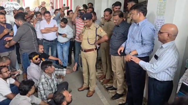 पीलीभीत निजी अस्पताल में महिला की मौत पर परिजनों का हंगामा, आत्मदाह की कोशिश से मचा हड़कंप