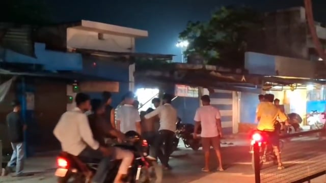 पुलिस चौकी के पास युवक की पिटाई का वीडियो वायरल, पिटने वाले पर ही मुकदमा दर्ज