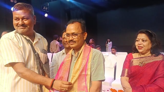 VIP गांधी भवन में आयोजित प्रोग्राम की जानकारी देते