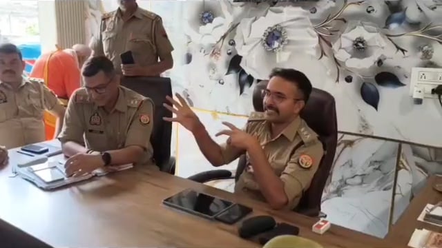 वृंदावन 
सोमवार को वृंदावन कोतवाली परिसर में सीओ सदर वरुण मिश्रा की अध्यक्षता में समन्वय बैठक आयोजित की गई। बैठक में व्यापार मंडल, होटल-गेस्ट हाउस संचालक, पार्किंग ठेकेदार, स्थानीय पार्षद, नाविक और गोताखोर शामिल हुए।