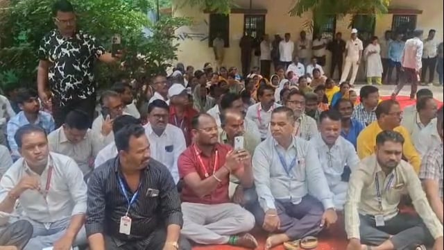 सातवा वेतन आयोग व जीएसटीसाठी लातूर महानगरपालिकेत कर्मचाऱ्यांचे आंदोलन