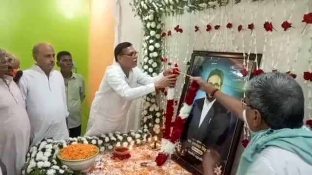 सहतवार कस्बे में आयोजित BSP विधायक स्व.उमाशंकर सिंह के श्रधांजलि सभा मे रो पड़े समाज सेवी अजय सिंह