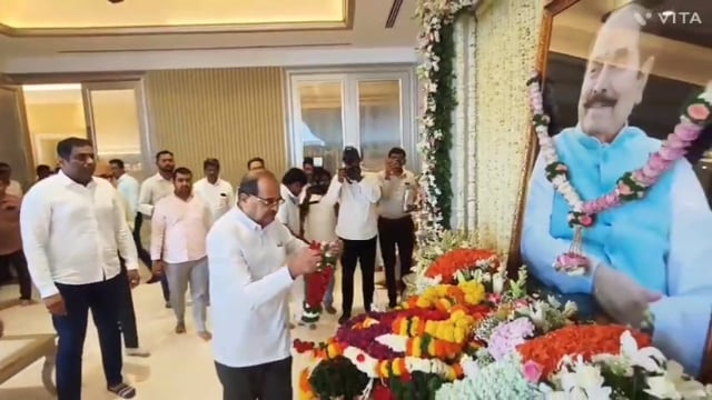 ना.डाॅ. राधाकृष्ण विखे पाटील मंत्री जलसंपदा महाराष्ट्र राज्य यांनी पद्मश्री डॉ. डी वाय पाटील यांच्या कुटुंबीयांची सांत्वनपर भेट घेतली.भेटी नंतर बोलताना.