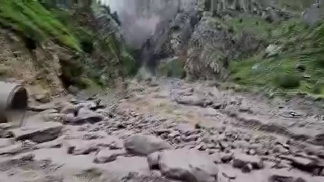 उत्तराखंड की नीती घाटी में बादल फटने तबाही...LIVE
पानी के तेज बहाव में कई वाहन बह गए। वैली ब्रिज बह गया। 
हादसे के बाद सीमांत क्षेत्र में कनेक्टिविटी और सुरक्षा को लेकर चिंता बढ़ा दी है।
