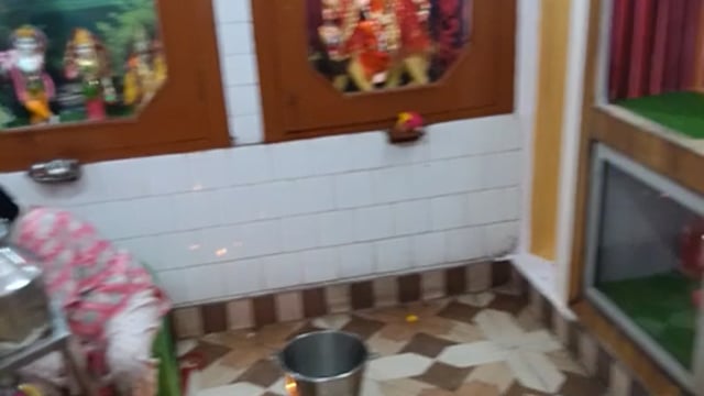 यह है गांधी कॉलोनी बाबा लाल दास रोड स्थित शिव मंदिर जलाभिषेक करते श्रद्धालु।