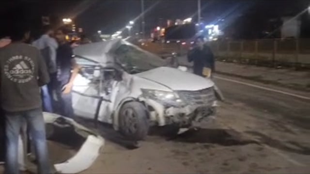 MANT-टायर फटा, सीवर चैंबर से टकराई Honda City… फिर अज्ञात वाहन से भिड़ी कार, दो घायल,,