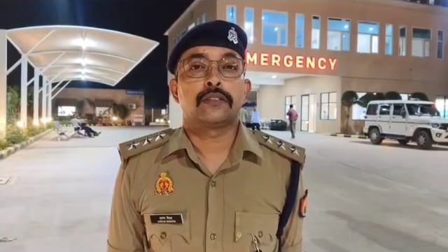पुरानी रंजिश में युवक को मारी गोली, गांव में मचा हड़कंप 
मथुरा के थाना जैंत क्षेत्र में पुरानी रंजिश को लेकर गोली चलने का मामला सामने आया है। ग्राम नगला जाटान में कुछ लोगों ने चन्द्रपाल नाम के व्यक्ति को गोली मारकर घायल कर दिया। गोली लगने से घायल चन्द्रपाल को उपचार के लिए सर्वोदय अस्पताल में भर्ती कराया गया है। घटना की सूचना मिलते ही पुलिस मौके पर पहुंची और मामले की जांच शुरू कर दी।