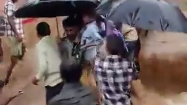 राजस्थान में भारी बारिश के चलते दो बांध ओवरफ्लो हो गए, 
जिसके चलते बारिश का पानी एक स्कूल में घुस गया, 
इसके बाद बाद 35 छात्रों को सुरक्षित रेस्क्यू कर बाहर निकाला गया है