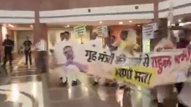 दिल्ली:  NDA के सांसदों ने विपक्ष के खिलाफ प्लेकार्ड लेकर संसद के मकर द्वार की ओर विरोध मार्च