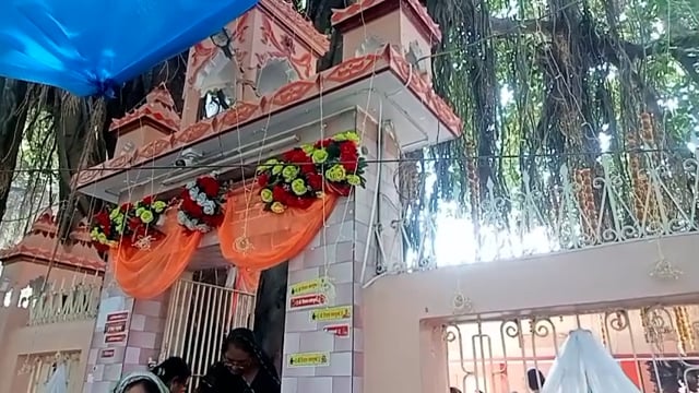 दिउली ग्राम सभा स्तिथ बाबा बलखण्डी नाथ मंदिर परिसर में महाशिवरात्रि के दिन जलाभिषेक के लिए उमड़ी भक्तो की भीड़