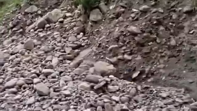 लैंडस्लाइड जोन पहाड़ में जानलेवा होते हैं
वीडियो नेपाल के जगननाथ से है
विशालकाय चट्टान ने एक बस को तिनके की तरह उड़ा दिया 
शुक्र है बस में कोई सवारी नहीं थी  Nepal.   Kathmandu