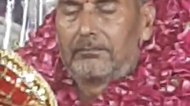 Shrimad Bhagwat Katha ka aayojan Katha ka aaj Aakhiri Din tha Katha mein Sudama Charitra chitran aur Parikshit Moksh Katha Vyas Shri rajendranand Saraswati Maharaj ji aayojak Shri Jagdish Prasad Yadav    Kavyansh Yadav AVm bhaktjan karykram sthal Shri Lakshman Ishwar Mandir Lakshman puri colony Barabanki part 3