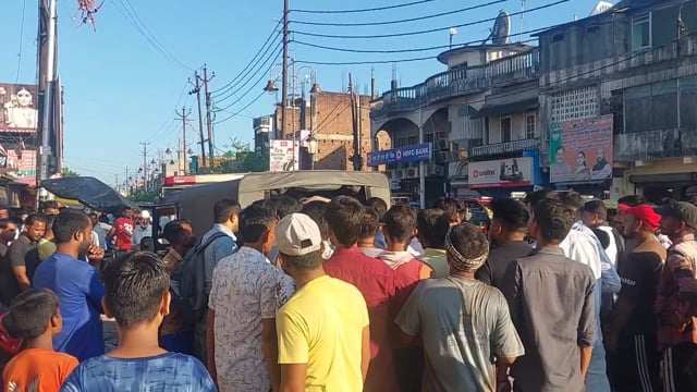 चौकी के पास नशे में युवक ने किया हंगामा, पुलिसकर्मी को ईट लेकर दौड़ाकर फिर काटा
