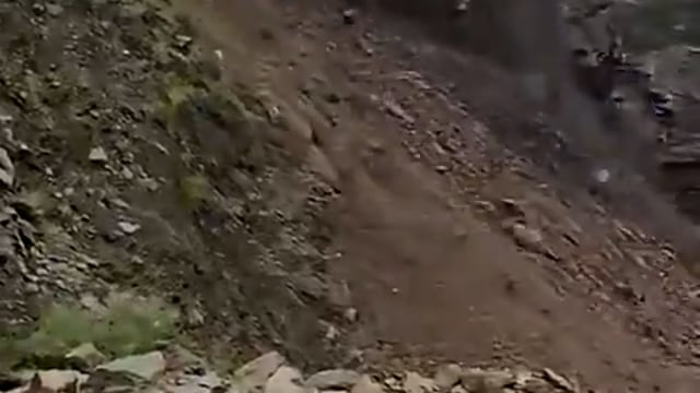 उत्तराखंड के चंपावत में लोहाघाट-पिथौरागढ़ नेशनल हाईवे पर जबरदस्त लैंड स्लाइडिंग....दोनो तरफ से आवागमन ठप्प हुआ

मलबा हटाने का काम शुरू