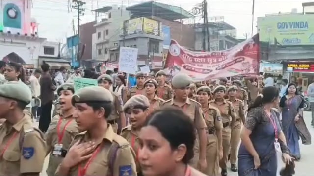 *वृंदावन में गूंजा राष्ट्रभक्ति का जयघोष, सैनिकों के सम्मान में निकली भव्य संकल्प रैली*
वृंदावन। दीदी माँ साध्वी ऋतंभरा के पावन संकल्प ‘राष्ट्र रक्षा सूत्र बंधन यात्रा’ के 25 वर्ष पूर्ण होने के उपलक्ष्य में रजत वर्ष के अंतर्गत वृंदावन में भव्य राष्ट्र रक्षा सूत्र आह्वान एवं संकल्प रैली निकाली गई। रैली का उद्देश्य जन-जन में सैनिकों के प्रति सम्मान और राष्ट्रभक्ति की भावना को जागृत करना