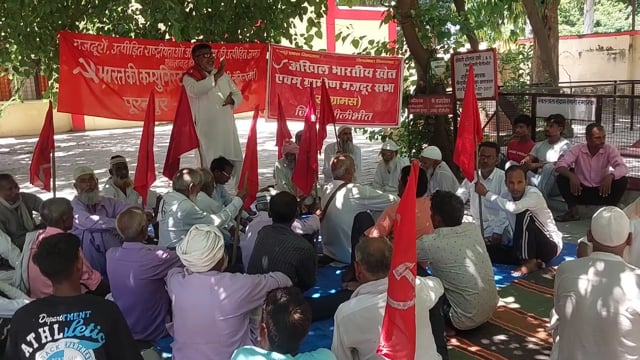 भाकपा माले ने भ्रष्ट सचिवों व बदहाल सड़क सफाई और आवास समेत सात मांगों को लेकर धरना प्रदर्शन कर सौपा ज्ञापन