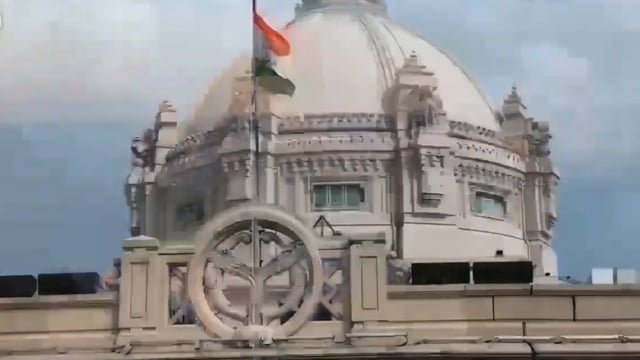 “हर घर तिरंगा! तिरंगा फहराते समय इसे सम्मान के साथ ऊँचा फहराएँ। ध्यान रखें—तिरंगा जमीन को न छुए, फटा या गंदा न हो और इसे किसी भी तरह के वस्त्र या सजावट के रूप में इस्तेमाल न करें। तिरंगे का सम्मान, देश का सम्मान!”