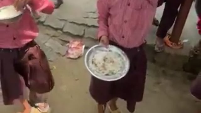 यूपी: हरदोई के एक प्राथमिक विद्यालय में बच्चों को जला हुआ चावल परोस दिया गया। चावल से दाल भी नदारद थी।