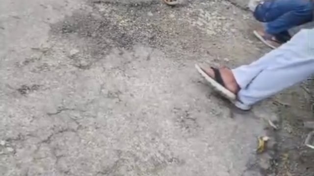 लड़की से नंबर मांगना पड़ा महंगा, चप्पलों से हुई मनचले की सरेराह पिटाई — वीडियो सोशल मीडिया पर वायरल#latest_news 