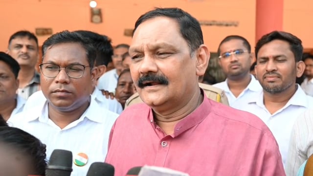 गडचिरोली येथील धानोरा तहसिल मधील जपतलाई येथे माध्यम प्रतिनिधींशी संवाद साधतांना आदिवासी विकास मंत्री डॉ अशोक उईके