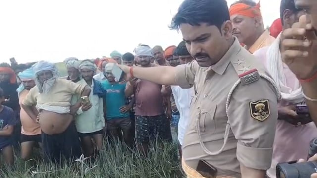 नदी किनारे पानी में तैरता मिला पूर्व प्रमुख का शव, क्षेत्र में सनसनी।