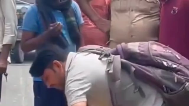 मथुरा में राष्ट्रीय राजमार्ग हाईवे पर खजूर से भरा ट्रक पलटा, लोगों में खजूर लूटने की होड़, लगा भीषण जाम