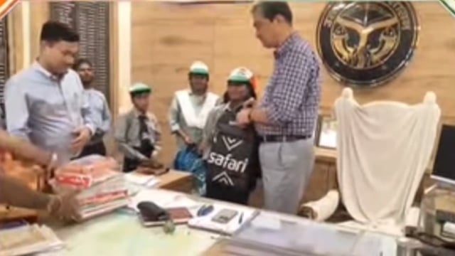 जिलाधिकारी मथुरा ने चार बच्चों की शिक्षा का उठाया ज़िम्मा, स्कूल बैग, किताब और ड्रैस देकर किया सम्मानित।