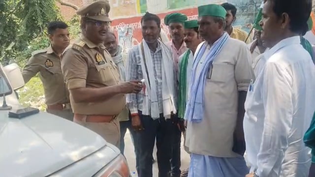 डफ्फरपुर चौराहा सलेमपुर रोड थाना बड्डूपुर बाराबंकी बड्डूपुर थाना प्रभारी किसान यूनियन से बात करते हुए 