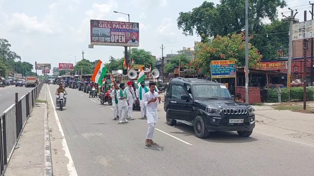 भाकियू टिकैत गुट ने निकाला तिरंगा ट्रैक्टर मार्च, किसानों की समस्याओं को लेकर सौपा ज्ञापन