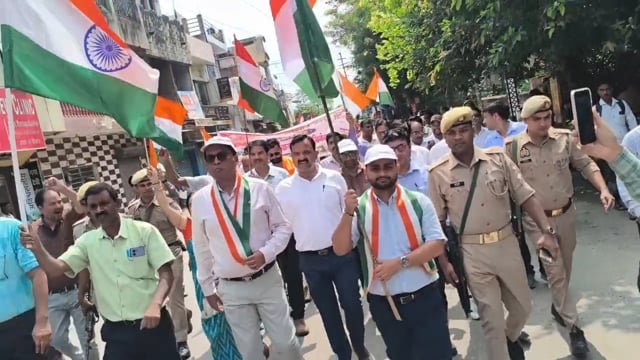 डीएम की अगुवाई में तिरंगे के सैलाब से गूंजा शाहजहांपुर