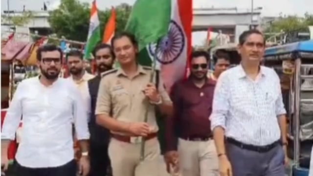 वृंदावन में ई-रिक्शा की ‘हर घर तिरंगा रैली’, स्वच्छ ब्रज का दिया संदेश

वृंदावन में गुरुवार को ‘हम सबने यह ठाना है, ब्रज को स्वच्छ बनाना है’ के संकल्प को जन-जन तक पहुंचाने के उद्देश्य से ई-रिक्शा की ‘हर घर तिरंगा रैली’ निकाली गई। नगर निगम और ब्रज तीर्थ विकास परिषद करीब 5,000 पंजीकृत ई-रिक्शा चालकों को स्वच्छता अभियान से जोड़ रहे हैं।