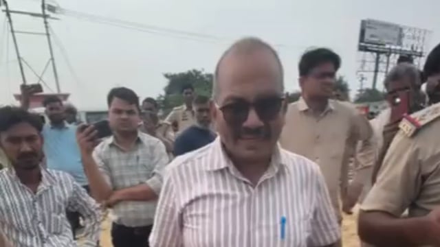 वृन्दावन पानीगांव तिराहे के पास निर्माणाधीन टीनशैड पर गरजा बुलडोजर