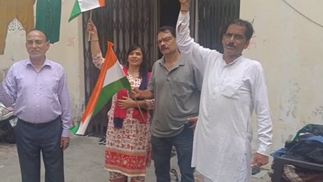 घर-घर तिरंगा मिशन में सेक्टर 22 के पार्षद सुखबीर सिंह वह सेक्टर अध्यक्ष राजकुमार चौहान पंकज शर्मा द्वारा कराया गया झंडा