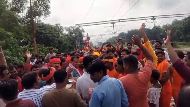 सहतवार रेलवे स्टेशन से सपा नेता नीरज सिंह गुड्डू ने सैकड़ो कावरियों को देवघर के लिए किया रवाना