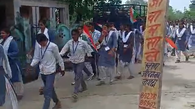 नेहरू स्मारक कृषक इण्टर कॉलेज चांदपुर कला में निकाली गयी तिरगा यात्रा 