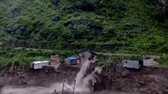 अंतरराष्ट्रीय-
पड़ोसी देश नेपाल में भी मानसून से भारी तबाही हुई है। 
रोल्पा जिले के थबाड़ गाउंपालिका, उवा कोटलबार में हुए भूस्खलन में अब तक 22 लोगों की मौत हो गई है । कई घायल हैं और दर्जनों लापता हैं।