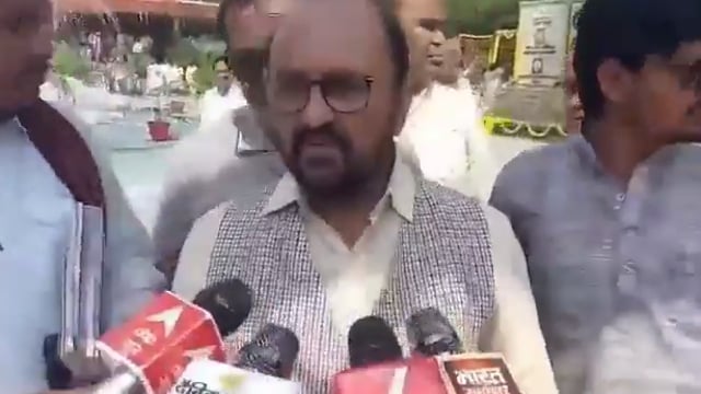 जंतर-मंतर पर पैलेट गन चलाना जायज था.

जंतर-मंतर पर राष्‍ट्रद्रोही शाम‍िल हो गए थे. वो भारत के महापुरुषों को गाली दे रहे थे. प्रधानमंत्री मोदी के ल‍िए अमर्याद‍ित शब्‍दों का इस्‍तेमाल कर रहे थे... ऐसे में क्‍या करना चाह‍िए था.

- यूपी के उच्‍च श‍िक्षा मंत्री योगेंद्र उपाध्याय