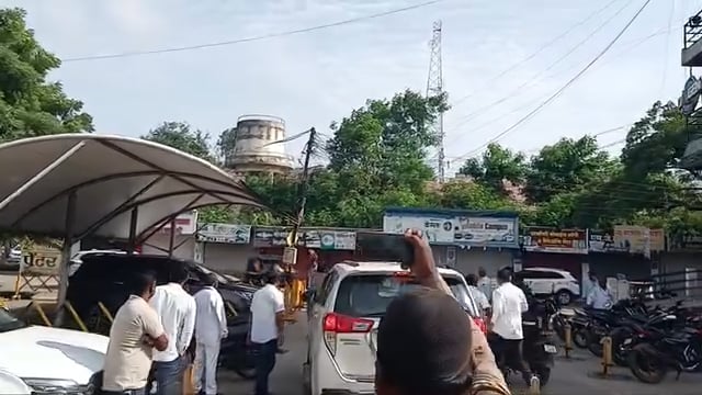 उदगीर शहरातील भुयारी गटाराचे निकृष्ट कामाची चौकशी करा,मुख्याधिकारी यांच्या गाडीसमोर आत्मदहनाचा प्रयत्न