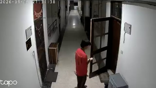 मेरठ, उत्तर प्रदेश में सामान पहुंचाने में देरी से नाराज एक व्यक्ति ने डिलीवरी बॉय के साथ मारपीट की, गेट पर पहुंचते ही उसे थप्पड़ मारे गए और धक्के देकर फ्लैट के अंदर ले जाकर करीब तीन मिनट तक पीटा गया, इसके बाद गाली-गलौज करते हुए उसे छोड़ दिया गया, घटना का वीडियो सोशल मीडिया पर सामने आया है, डिलीवरी कर्मियों की सुरक्षा को लेकर एक बार फिर सवाल उठ रहे हैं